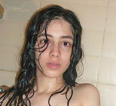 علياء المخلع الملابسة: أمارس النوع الآمن وفقدت عذرتي في سن الـ18! صورة رقم 5