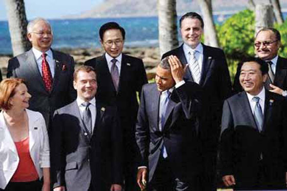 طائر يلقي بفضلاته فوق رأس اوباما مسببا له احراجا كبيرا! صورة رقم 1