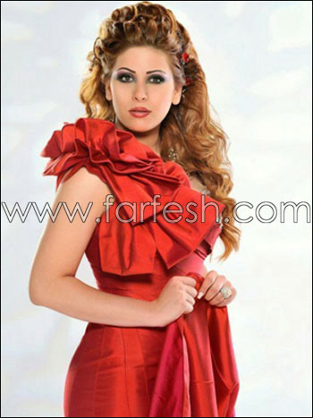 من هي الفنانة العربية الاكثر اناقة باللون الاحمر؟  صورة رقم 5