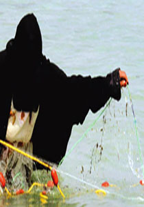 قسوة الحياة تجبر سعودية على اللجوء لصيد الاسماك لاعالة ابنائها صورة رقم 1