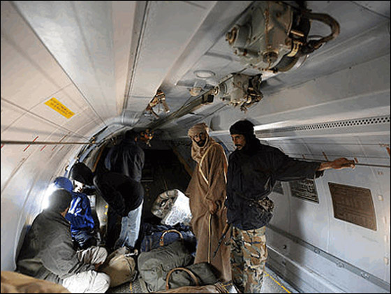 استئجار دليل بدوي لالقاء القبض على سيف الاسلام القذافي!  صورة رقم 5