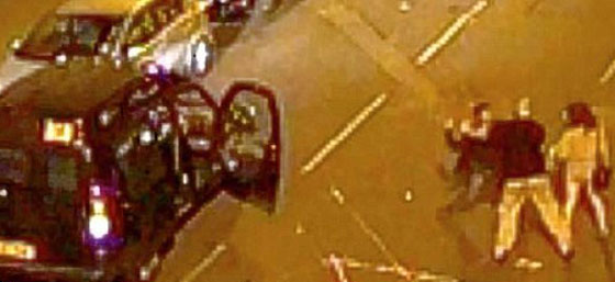 سائق تاكسي عربي يدهس راكبا لانه دفع اقل مما أظهر العدّاد!!  صورة رقم 2