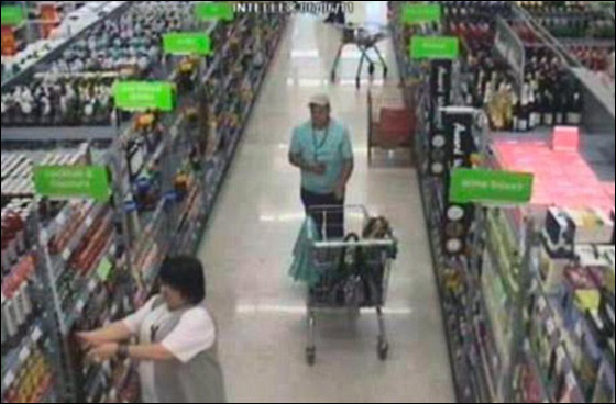 جدتان تسرقان سوبر ماركت وتفشل خطتهما بسبب نفاد الوقود!  صورة رقم 3