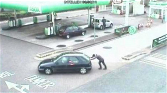 جدتان تسرقان سوبر ماركت وتفشل خطتهما بسبب نفاد الوقود!  صورة رقم 4