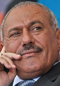 علي عبد الله صالح يوقع على نقل السلطة بهدف انهاء الازمة اليمينة! صورة رقم 1