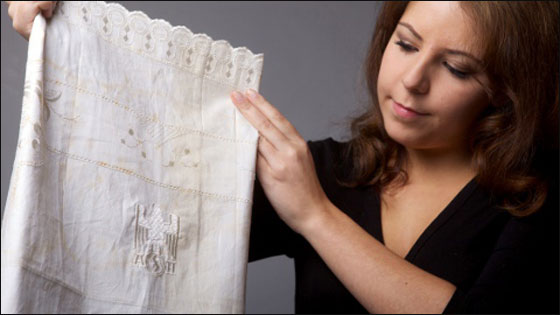 وسادة وملاءة الزعيم النازي هتلر للبيع في المزاد العلني  صورة رقم 2