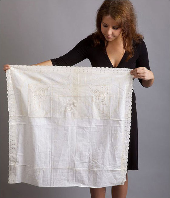 وسادة وملاءة الزعيم النازي هتلر للبيع في المزاد العلني  صورة رقم 3