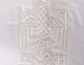 وسادة وملاءة الزعيم النازي هتلر للبيع في المزاد العلني  صورة رقم 1