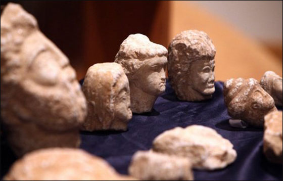 الثوار الليبين يعثرون على 17 قطعة اثرية كانت بحوزة القذافي! صورة رقم 1