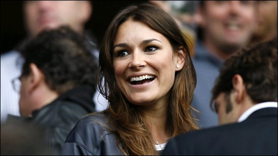 بالصور.. زوجات نجوم كرة القدم الاكثر اثارة في العالم!  صورة رقم 1