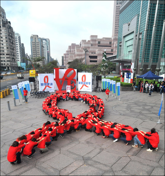 بالصور.. احتفالات ضخمة بيوم الايدز حول العالم!  صورة رقم 11