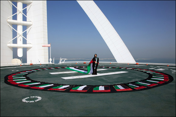 اماراتية تصمم اطول عباءة في العالم بمناسبة يوم الاتحاد! صورة رقم 2