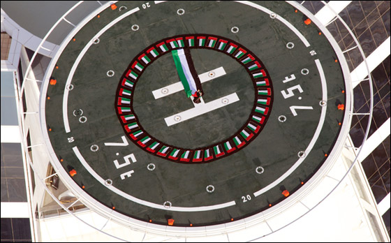 اماراتية تصمم اطول عباءة في العالم بمناسبة يوم الاتحاد! صورة رقم 5