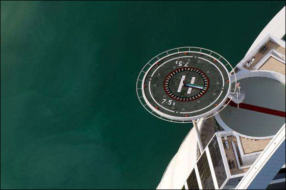 اماراتية تصمم اطول عباءة في العالم بمناسبة يوم الاتحاد! صورة رقم 4