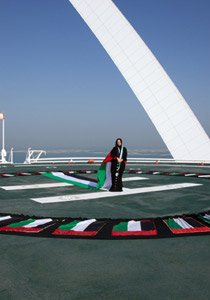 اماراتية تصمم اطول عباءة في العالم بمناسبة يوم الاتحاد! صورة رقم 1