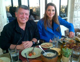  الملك عبدالله والملكة رانيا يتناولان الطعام في الشارع! صورة رقم 1