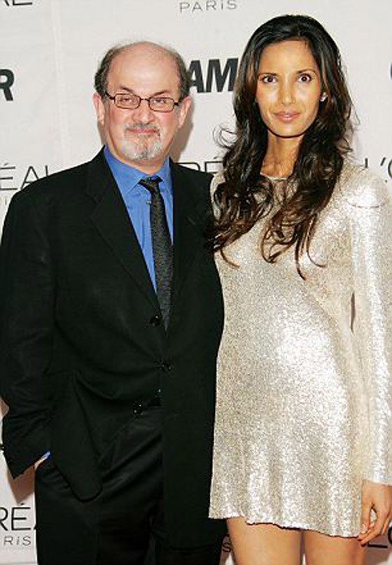 شابة تصف مؤلف 