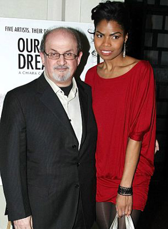 شابة تصف مؤلف 