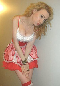 شابة تصف مؤلف 