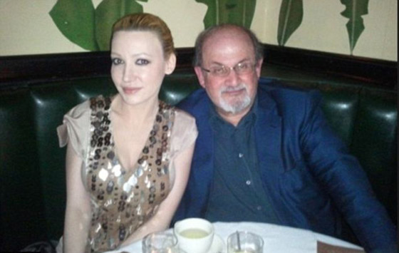 شابة تصف مؤلف 