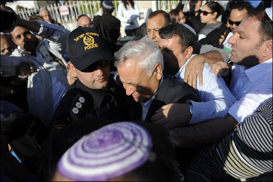 بالصور.. موشيه كاتساف يدخل السجن ويشارك شلومو زنزانته! صورة رقم 2