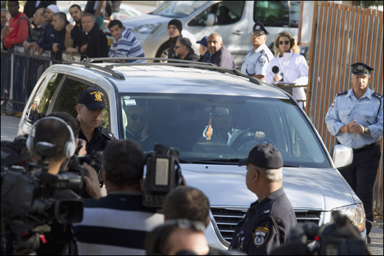 بالصور.. موشيه كاتساف يدخل السجن ويشارك شلومو زنزانته! صورة رقم 4