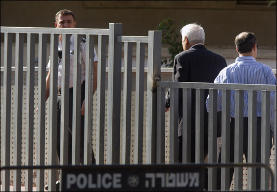 بالصور.. موشيه كاتساف يدخل السجن ويشارك شلومو زنزانته! صورة رقم 6