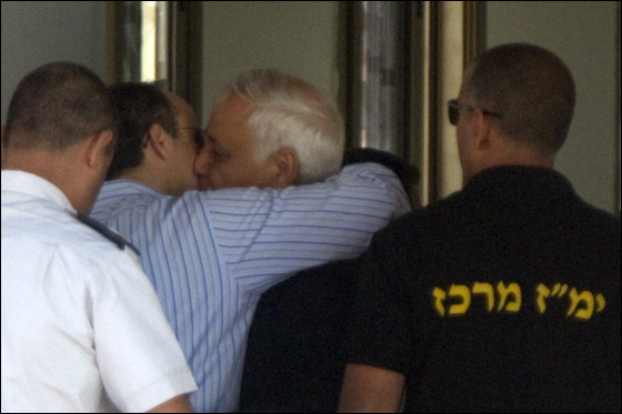 بالصور.. موشيه كاتساف يدخل السجن ويشارك شلومو زنزانته! صورة رقم 10