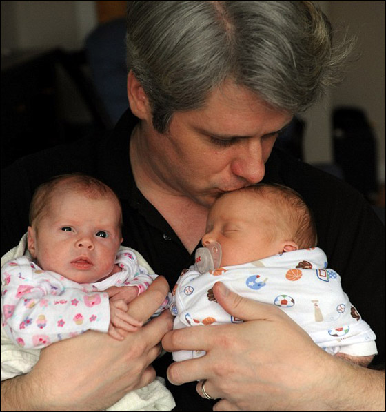 بعد 7 سنوات من الانتظار.. تتوفى اثر ولادة توأمين ولم تحتضنهما صورة رقم 2