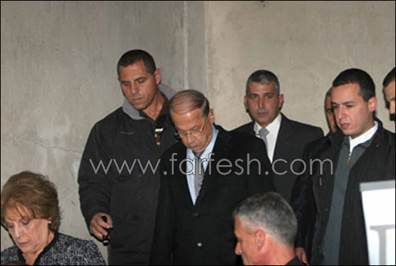 فيروز تحمل الدف في حفلتها وقبلة احد الحضور تربكها!!  صورة رقم 4