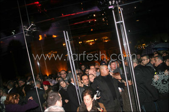 فيروز تحمل الدف في حفلتها وقبلة احد الحضور تربكها!!  صورة رقم 7