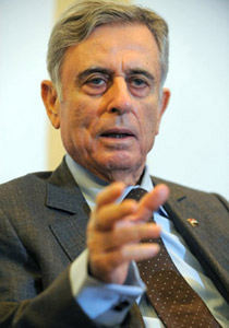 خدام لرفعت: انت مصاب بمرض الوهم ولك علاقة بمجزرة حماه! صورة رقم 1