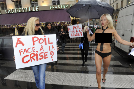 زعيمة حزب المتعة في فرنسا تباشر حملتها الانتخابية وهي منزوعة!  صورة رقم 5