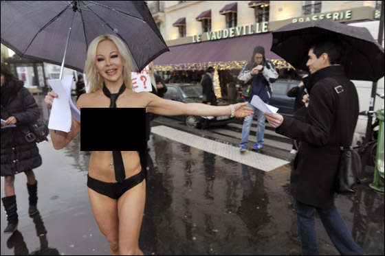 زعيمة حزب المتعة في فرنسا تباشر حملتها الانتخابية وهي منزوعة!  صورة رقم 7