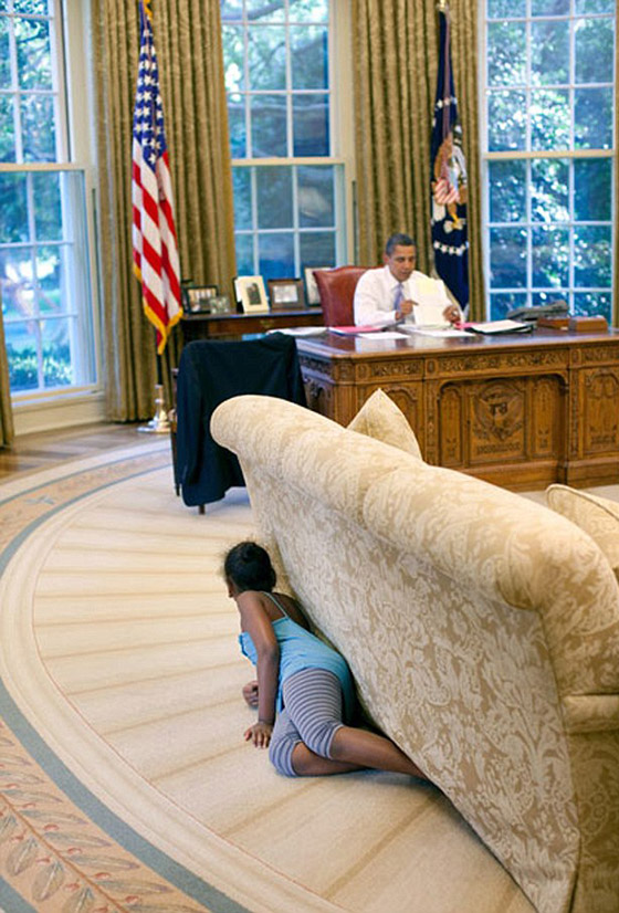 مضحك: ابنة اوباما الصغرى تتجسس عليه من خلف الاريكة! صورة رقم 1