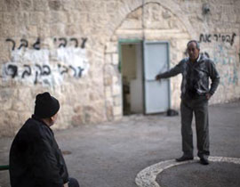 مستوطنون يضرمون النار بمسجد بالقدس ويسيئون للمسلمين والنبي صورة رقم 1