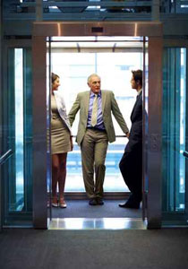 ربة منزل اتهمت مهندس بانه تحرش بها بشكل فاحش في المصعد!!  صورة رقم 1