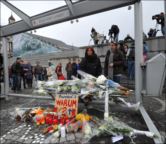 امرأة بلجيكية تشهد موت طفلها بين يديها في نهار تسوق!  صورة رقم 7