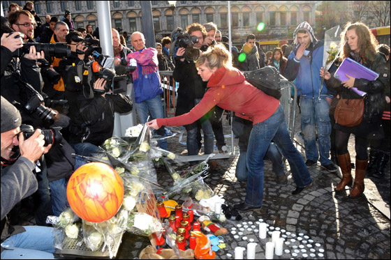 امرأة بلجيكية تشهد موت طفلها بين يديها في نهار تسوق!  صورة رقم 9