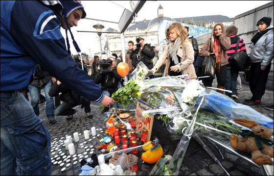 امرأة بلجيكية تشهد موت طفلها بين يديها في نهار تسوق!  صورة رقم 14