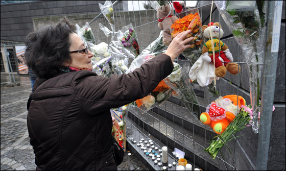 امرأة بلجيكية تشهد موت طفلها بين يديها في نهار تسوق!  صورة رقم 11