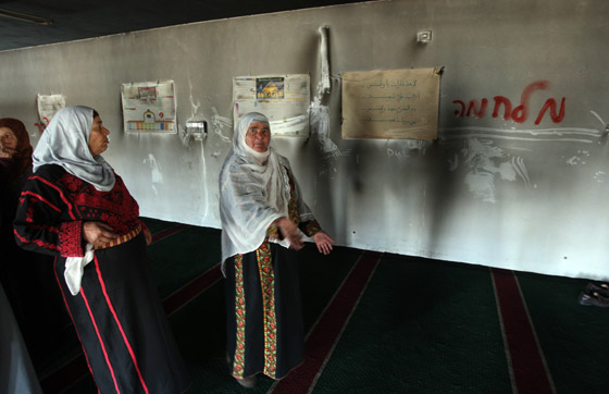 متطرفون يقدمون على حرق مسجد النور في رام الله! صورة رقم 2