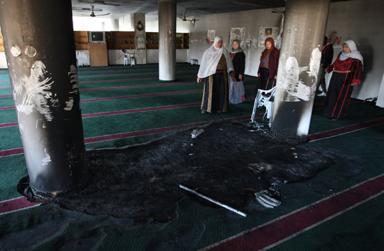 متطرفون يقدمون على حرق مسجد النور في رام الله! صورة رقم 3