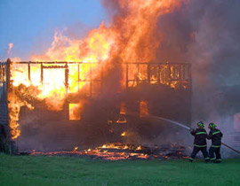 قفزت بابنها من الطابق الخامس لتتفادى الحريق فلقيت مصرعها! صورة رقم 1