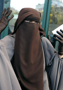 هند احماس.. اول مسلمة تواجه عقوبة السجن تشعل حرب على 