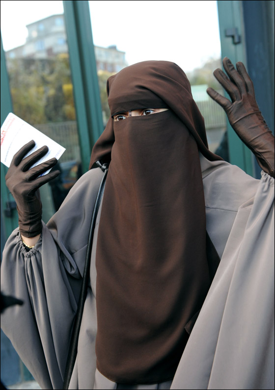 اول مسلمة تواجه السجن لعامين في فرنسا لرفضها خلع النقاب!  صورة رقم 3