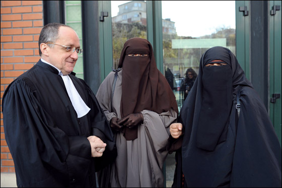 اول مسلمة تواجه السجن لعامين في فرنسا لرفضها خلع النقاب!  صورة رقم 4