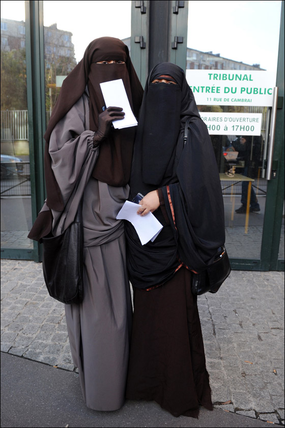 اول مسلمة تواجه السجن لعامين في فرنسا لرفضها خلع النقاب!  صورة رقم 5