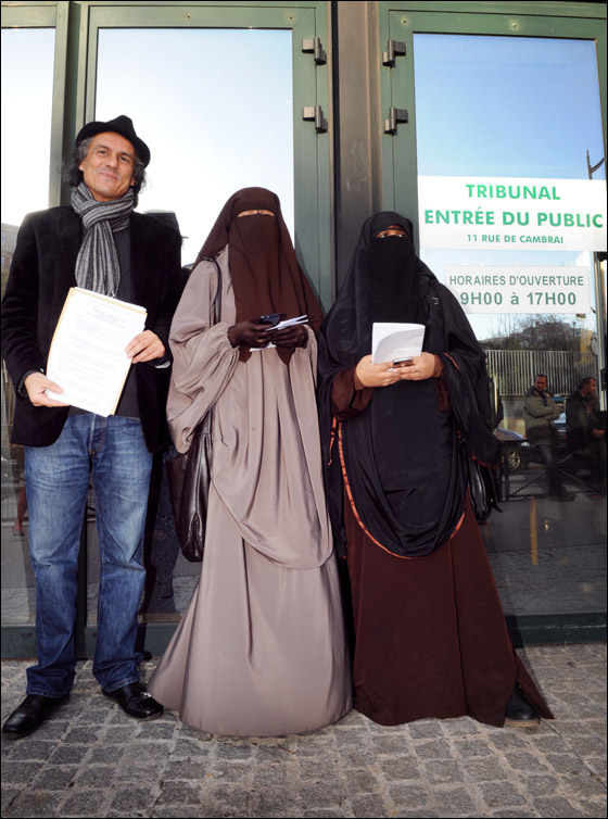 اول مسلمة تواجه السجن لعامين في فرنسا لرفضها خلع النقاب!  صورة رقم 10