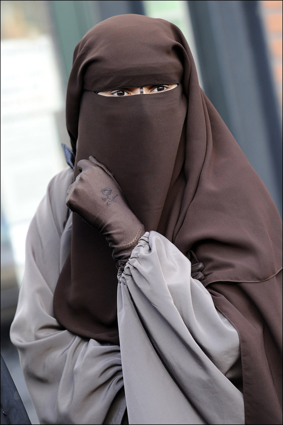 اول مسلمة تواجه السجن لعامين في فرنسا لرفضها خلع النقاب!  صورة رقم 8